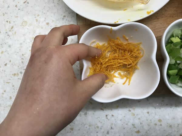 皮加到糖裡面搓一搓，讓糖吸收皮裡面的香香。