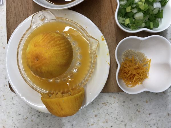 兩顆柳橙，取一顆份的皮（小心不要刨到白色的部分會苦），兩顆份的果汁