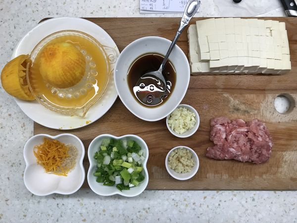 材料先準備好～醬汁先混合，青蔥、大蒜、薑切碎，豆腐切塊後備用