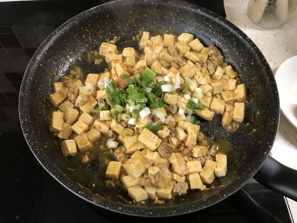 水份收乾之後加入麵粉水或太白粉水勾芡一下，試味道看是否需用鹽巴調整鹹度，最後撒上蔥花就完成了。