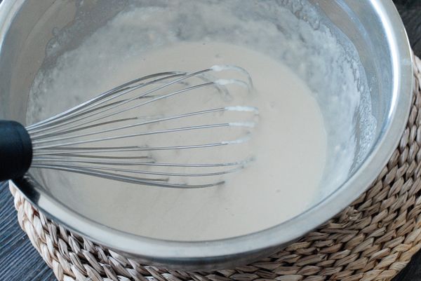 將麵粉、調味料和水拌勻