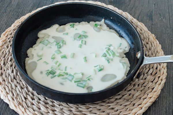 燒熱鍋後下油，下粉漿，用中火煎至兩邊金黃色即成！(每邊3-4分鐘)