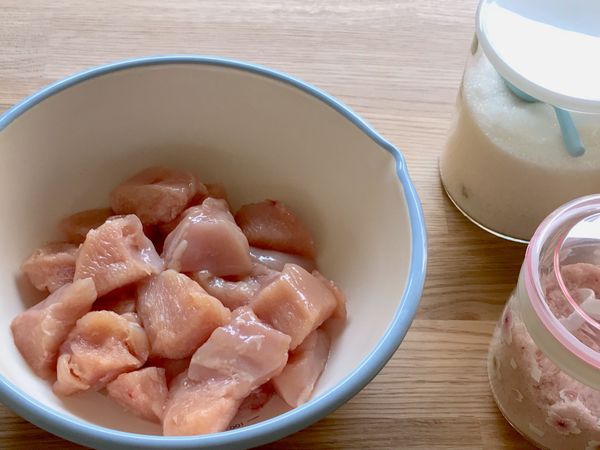 雞胸肉用叉子在兩面戳洞後，切成適口的塊狀。依序加入醃料的糖和鹽，抓勻後靜置10-15分鐘。