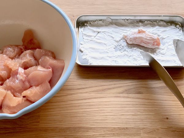 將每塊雞肉裹上一層薄薄的太白粉。