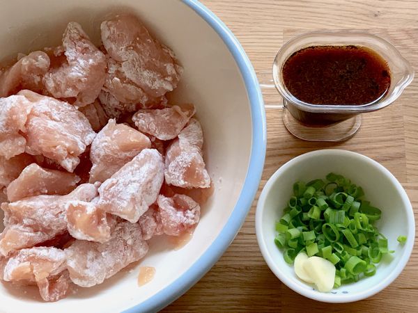 調味汁的所有材料加在一起，調和均勻，將蔥綠切成細蔥花。