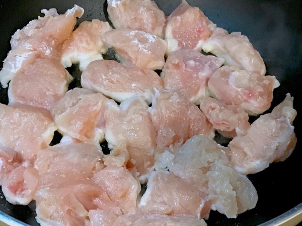 雞肉放入後別急著翻面，煎約1-2分鐘，讓表皮煎出漂亮的金黃色。