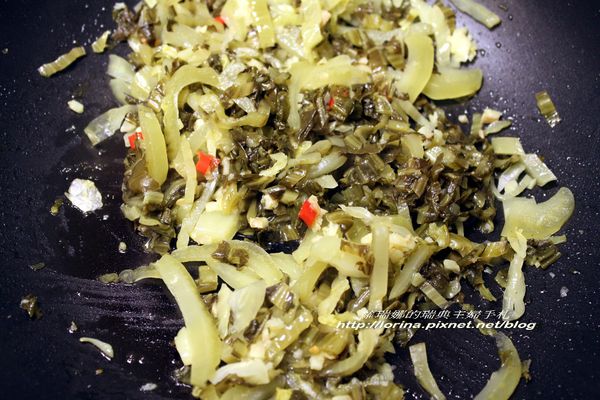 起油鍋，爆香薑末蒜末辣椒末後，放入酸菜拌炒至香氣出來，接著加入調味料拌炒均勻