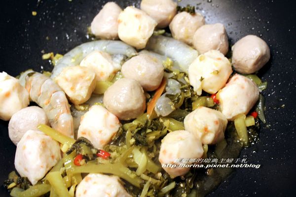 加入蝦子炒至蝦殼變紅後，放入蝦丸、牛肉丸，再加入高湯，待高湯滾後放入河粉