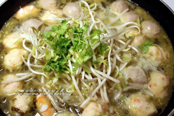 待河粉煮至九分熟時，放入豆芽菜，起鍋前灑上香菜即可享用