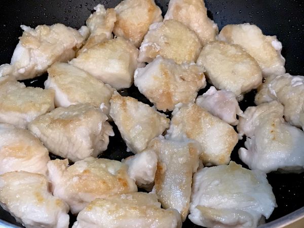 另一面也煎出色澤後，用廚房紙巾吸取多餘的油份，或者將雞肉先盛出再把多餘的油倒掉，可視自己覺得順手的方式操作。