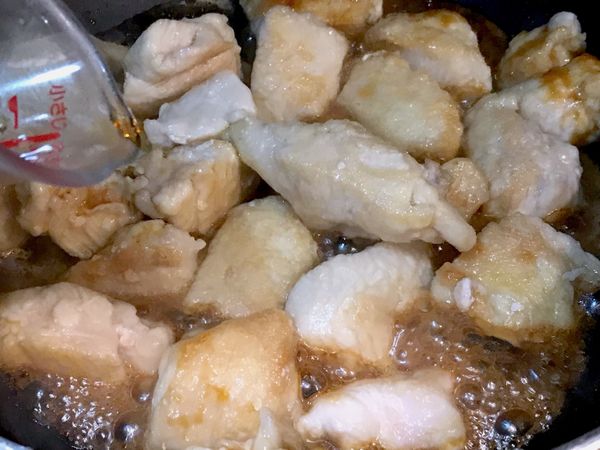 加入拌勻的調味汁，轉中火收汁。