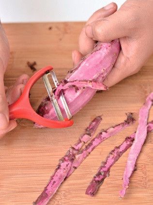 1 洗淨紫玉地瓜，用鋼刷將塵土刷洗乾淨。
2 將地瓜削皮後，切成圓片狀。
● 紫玉地瓜長得細細長長的，所以切成圓片再蒸熟，很容易搗成泥。