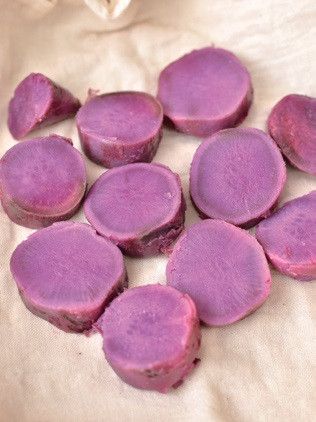 3 將地瓜圓片放入蒸籠內蒸熟。
● 如何判斷熟了呢？其實不需要全熟，因為後頭還要進鍋熬煮。所以只要蒸的時候，隨時拿筷子插入測試，能插進地瓜就可以了。