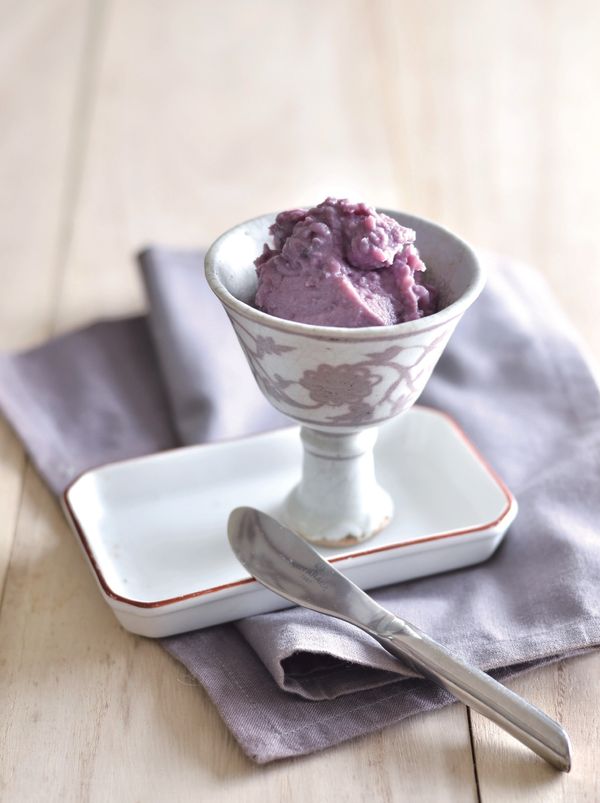 8 煮至攪拌有阻礙感時，加入高粱繼續攪拌。
9 趁熱將抹醬填入消毒後的玻璃瓶。
10 旋緊蓋子後，將抹醬倒放降溫，完全涼透後，就可以拿起來存放了。