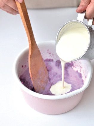 4 蒸熟後取出放涼，倒入鍋中用壓鏟鏟成碎狀。
● 我喜歡留些碎塊，如此能留些咀嚼口感。當然你也可以直接將它與牛奶、鮮奶油混合後，用果汁機打成非常滑順細緻的泥狀。