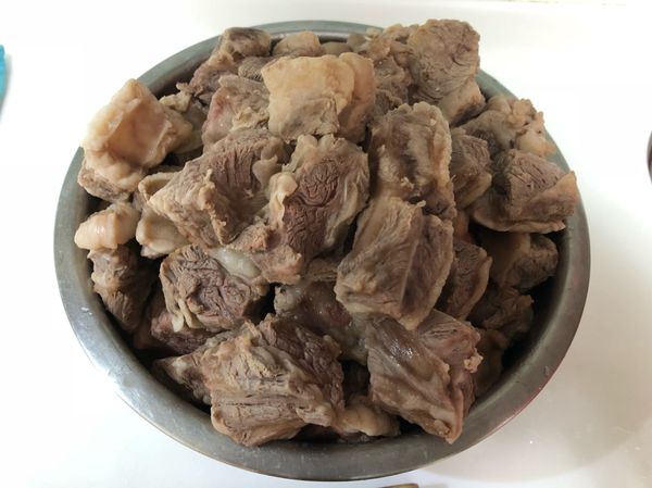 川燙牛肋條，川燙至出現渣渣即可撈起。