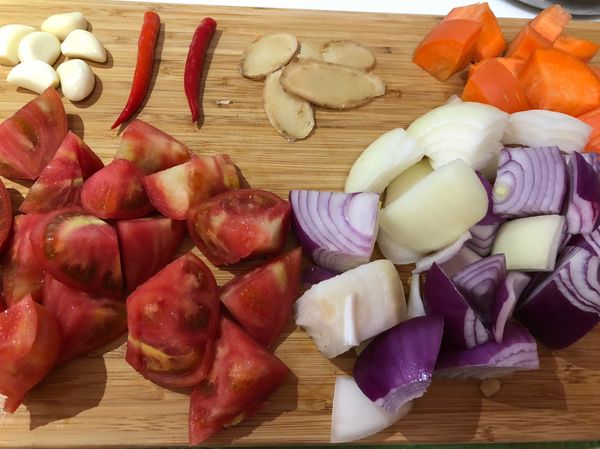 蒜頭去皮，辣椒去頭，薑切片，洋蔥切塊，紅蘿蔔切塊，番茄切塊