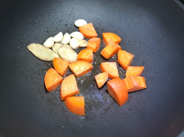 起ㄧ油鍋，炒香蒜頭、薑及紅蘿蔔🥕