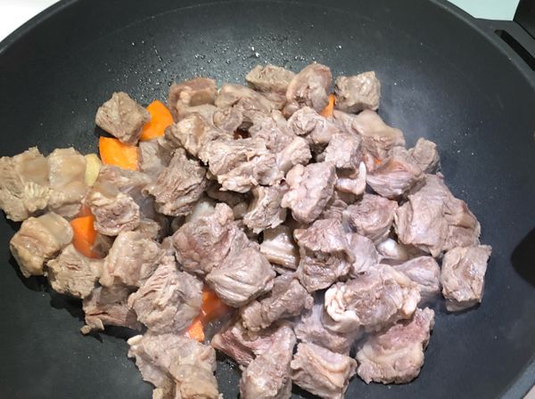 放入川燙後的牛肉