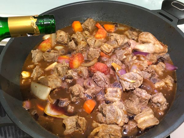 倒入整瓶紅酒🍷！！！
及滷包。
用大火煮20分鐘，在蓋上鍋蓋用小火燜煮1小時，然後關火燜20分即可🔥。