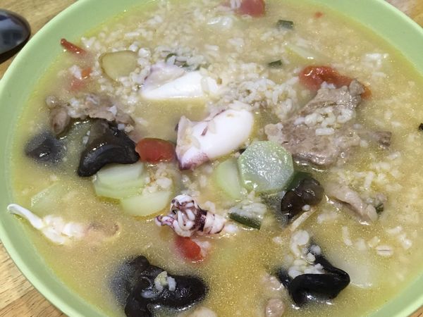 把薑、蔥、蕃茄還有豬肉先下鍋爆香一下，然後在加水跟飯，最後加木耳、小捲跟菜心，在灑一點鹽巴就可以了！