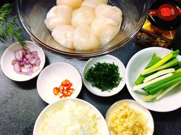 干貝以紙巾輕輕拍乾，先以塩、胡椒粉、魚露、糖調味
其他食材切好