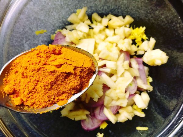 小碗中放入薑泥、蒜末、紅蔥頭末、薑黃粉，再加入植物油（份量外）調和成泥狀