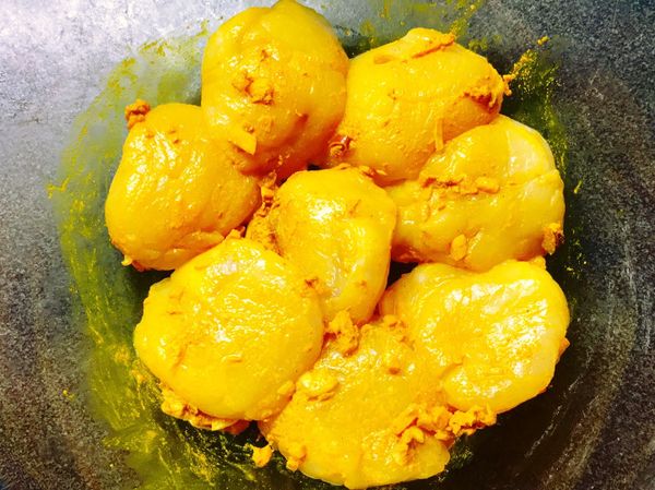 將一半的步驟2用來醃干貝約15分鐘