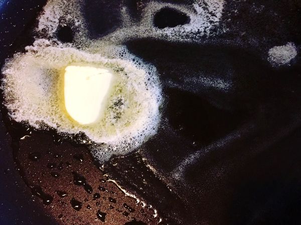 中大火將鍋燒熱，倒入植物油和奶油，注意調整火侯，避免奶油燒焦