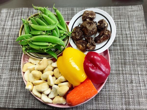 菱角燴鮮蔬---素食---備料中