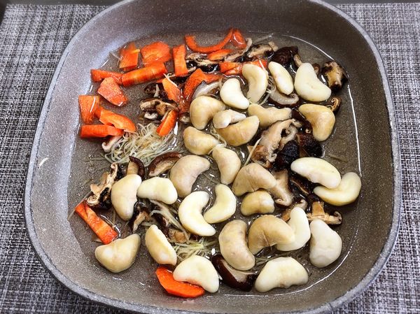 (1)準備耐熱深烤盤倒入1匙油再將蒸過的菱角放入
(2)將薑絲、紅蘿蔔、香菇也一併放入
(3)加調味料和太白粉+200cc水拌一拌為醬汁
(4)將醬汁倒入食材鍋中和所有食材拌一拌
(調味料適個人口味增減)