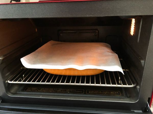 取一張烤盤紙蓋住食材鍋