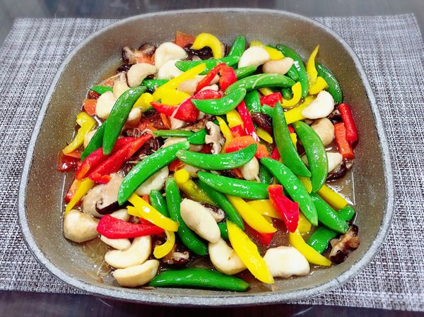 美味食材鍋取出爐要小心，香噴噴菱角燴鮮蔬出爐了，盛盤裝飾即可擺上餐桌宴客了!