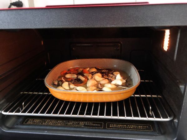 (1)食材準備好入水波爐煮
(2)入水波爐下層