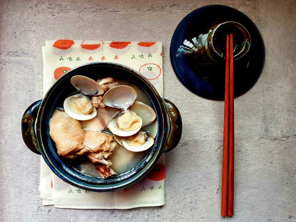 最後加入蛤蜊煮熟後即可（可依各人喜好加鹽巴調味）