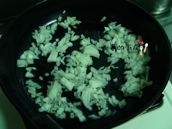 先起熱鍋將洋蔥炒香