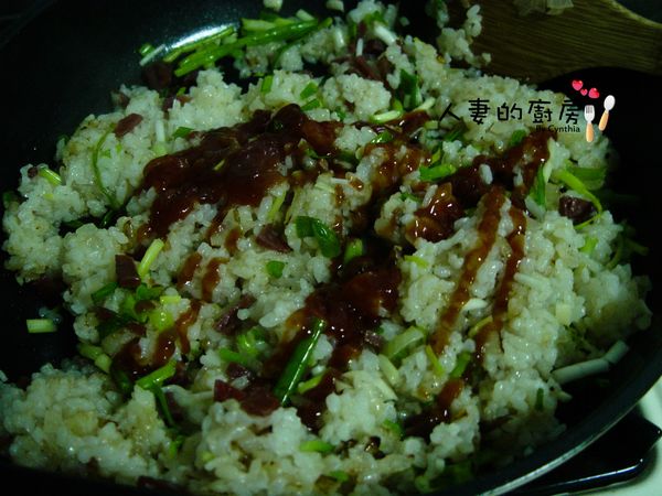 最後加蔥末及「亨氏番茄醬」，然後將飯盛起備用。