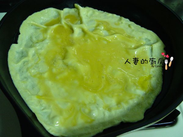 另起乾淨熱油鍋，先將蛋打散後加入平底鍋，均勻舖滿（建議用不沾鍋）