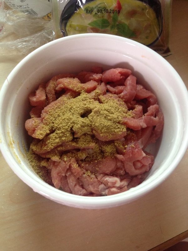 把肉用綠咖喱粉調味+赤玉酒抓一抓 靜置