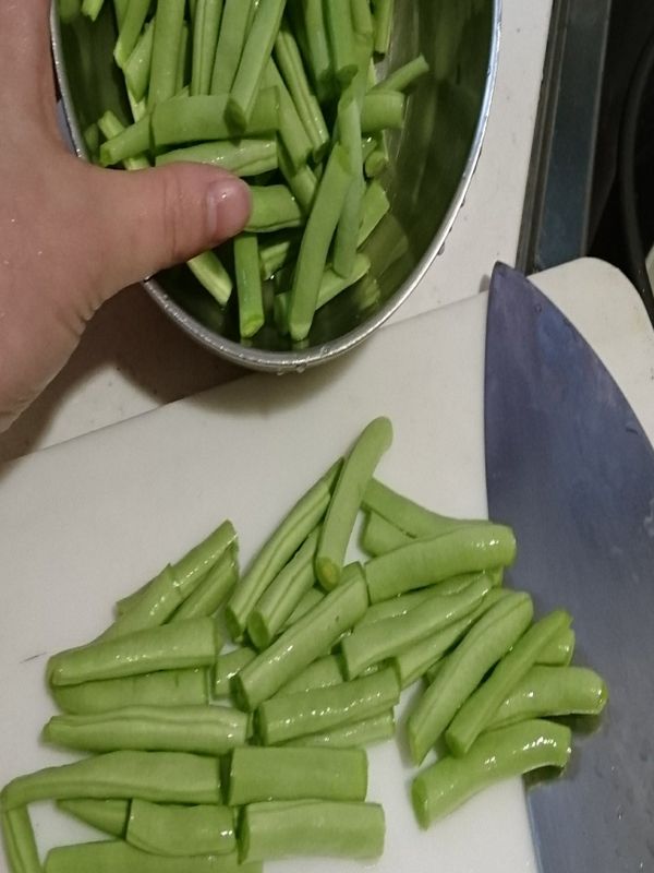 挑好後（頭尾撕掉）的四季豆切段