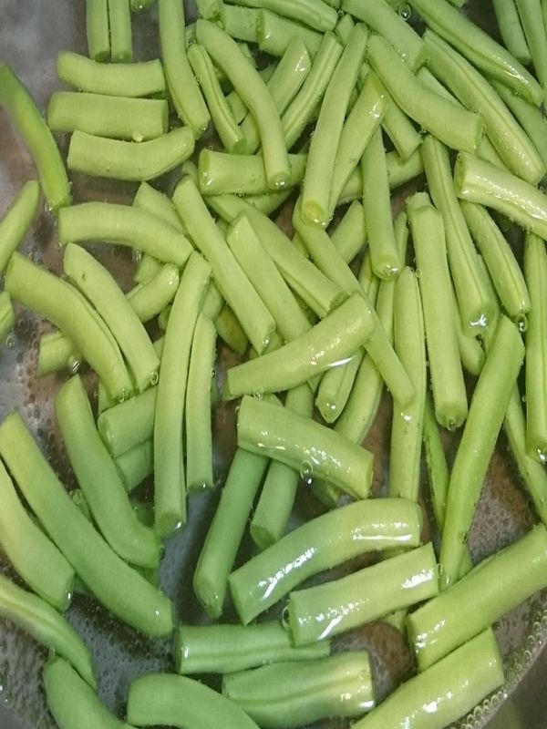 鍋冒小泡泡時即可川燙四季豆