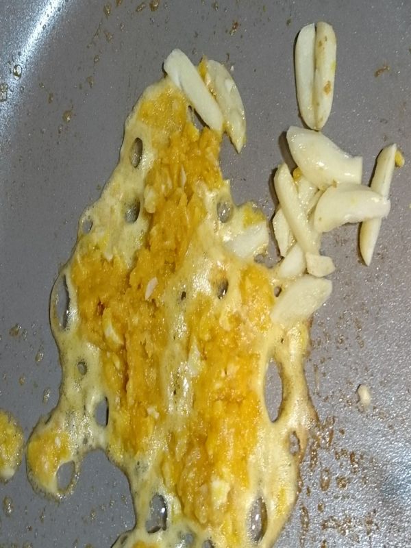 熱鍋熱油後下蛋黃至冒泡，可用湯匙壓一壓蛋黃，再下蒜→四季豆→蛋白，拌炒均勻起鍋