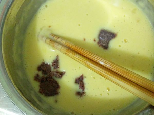 先打發蛋一隻，加入麵粉攪勻
再打入第二隻蛋，攪勻
加入蝦糕