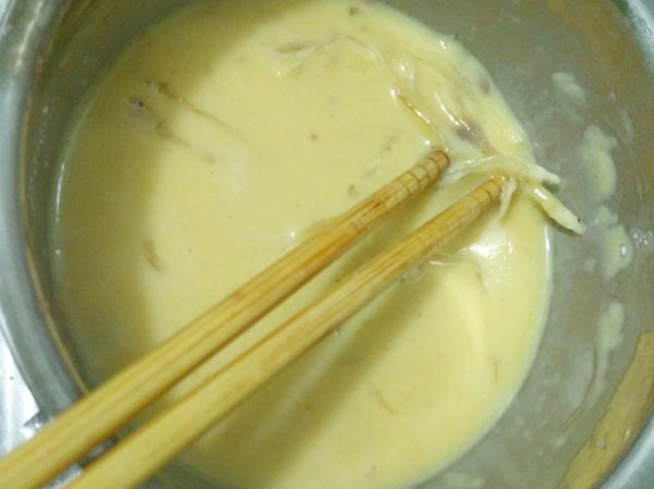 蝦糕壓碎，加入魚乾攪勻