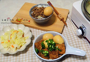 肉燥取出之後，原鍋不用洗，加少許油，依續加入紅蘿蔔絲、高麗菜拌炒，蓋上鍋蓋悶一下，加適量的鹽巴，可調到(保溫)，待要吃時，菜仍是熱呼呼的呢