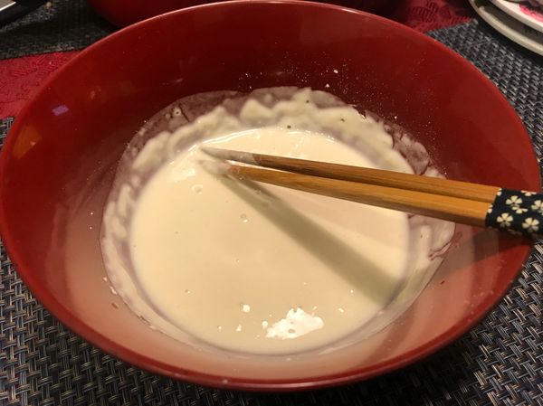 首先，將3種粉類倒入冷水均勻的攪拌好。
（中筋麵粉、木薯粉、太白粉、冷水）