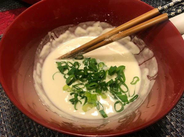 再放入適量的蔥花及少許的鹽巴，並攪拌均勻，
此為蛋餅麵糊。