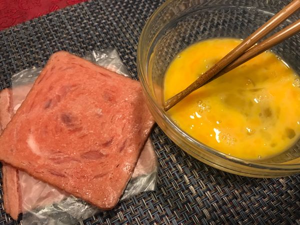 依個人喜好或家中冰箱有的食材作為蛋餅配料，
今天使用2片火腿片及2顆蛋，並將蛋先打散。