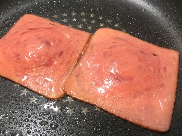 先將火腿片以少許油、小火，煎熟取出備用。

（若使用其它需煮熟之配料，如肉片、培根等，
務必先煎熟備用，避免後面加入蛋餅裡不易熟）