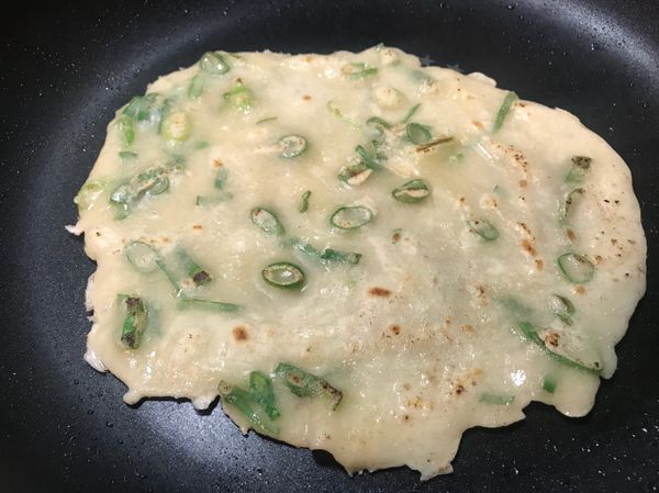 開小火，慢煎至兩面表面微焦，即可取出備用。